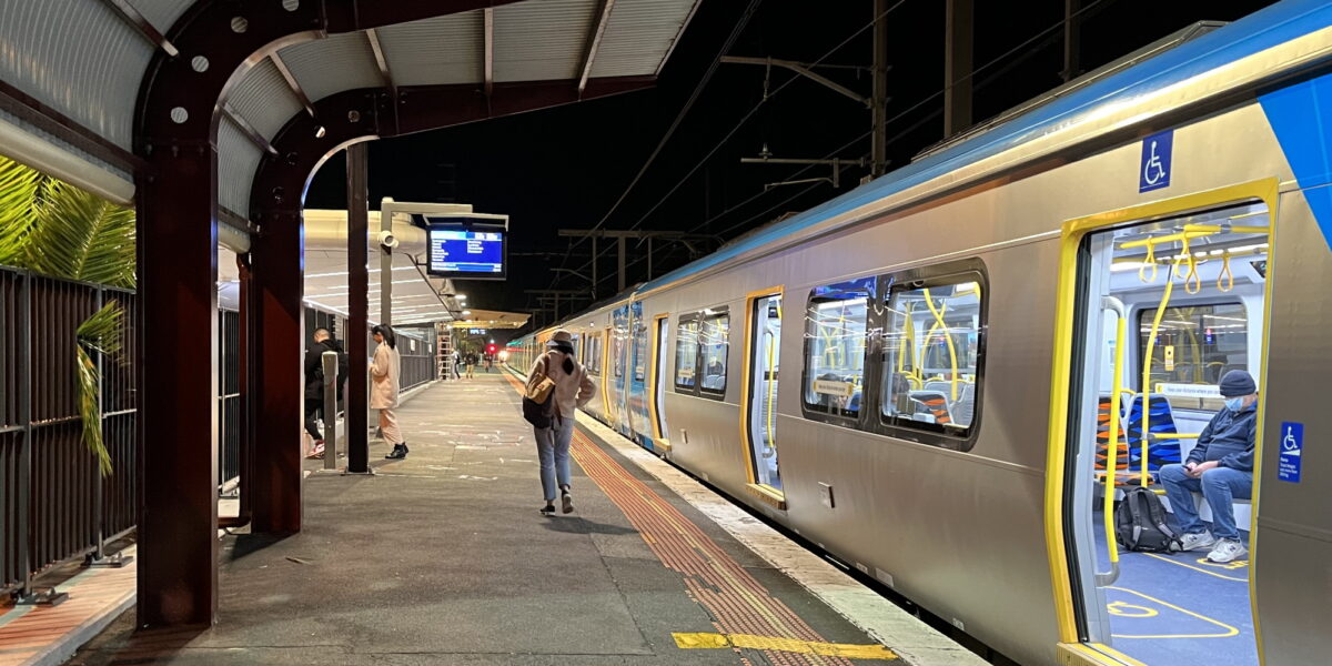 Train at Oakleigh station