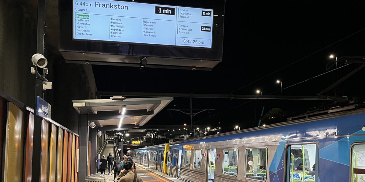 Train at Bentleigh station waiting 95 seconds for its departure time